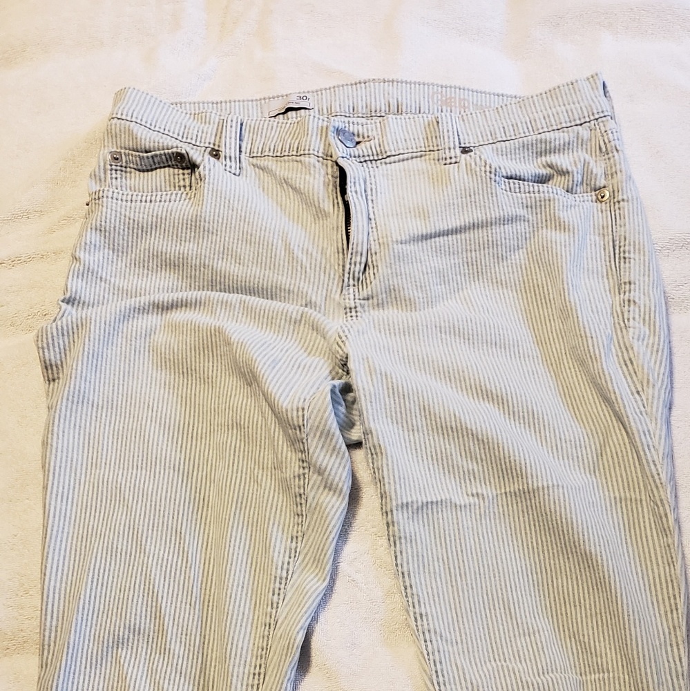 Gap size 30R girlfriend Capris seersucker jeans